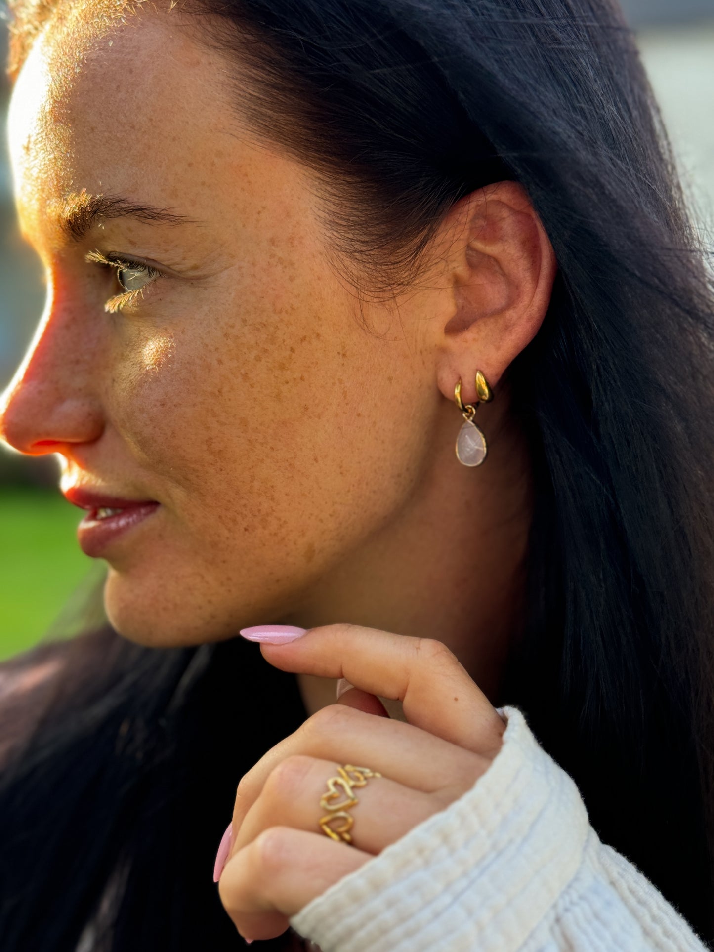 Pink Drop Hoops getragen