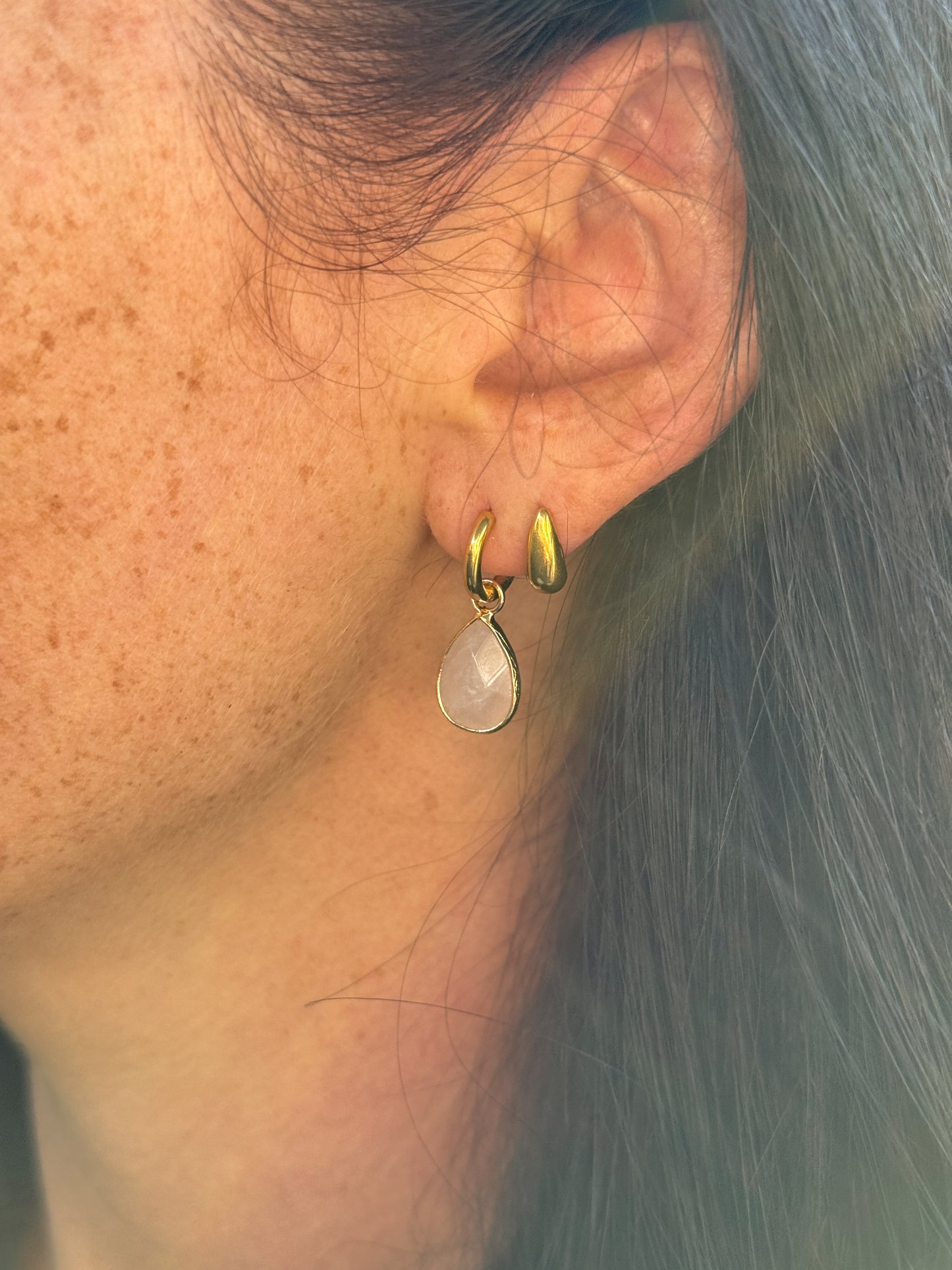 Pink Drop Hoops getragen