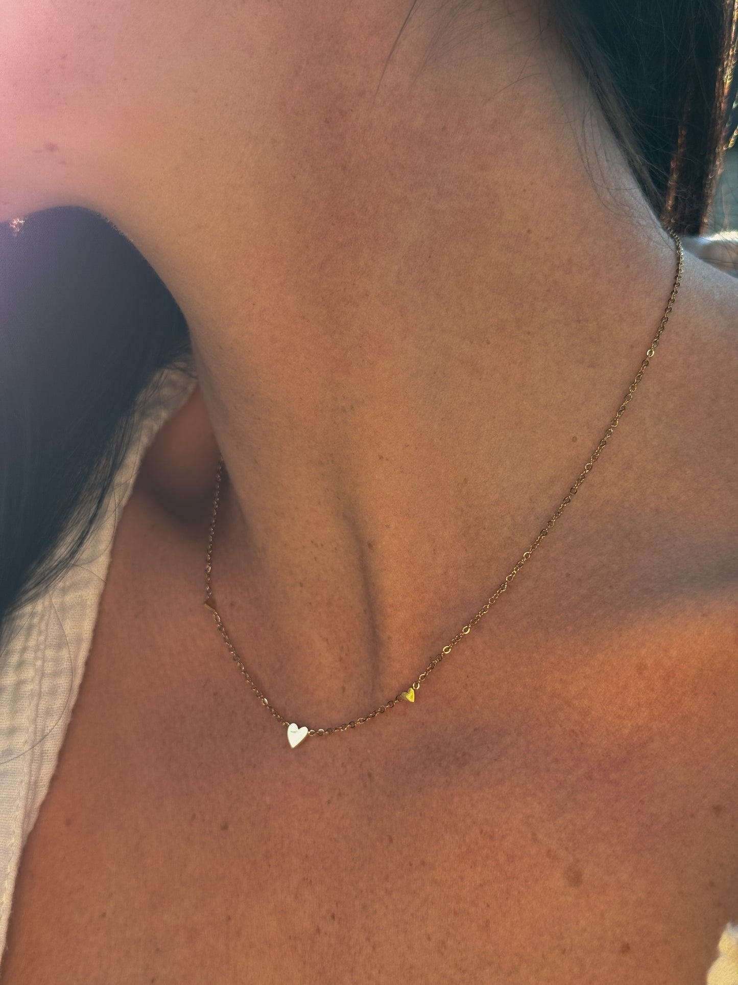 Small Hearts Necklace getragen