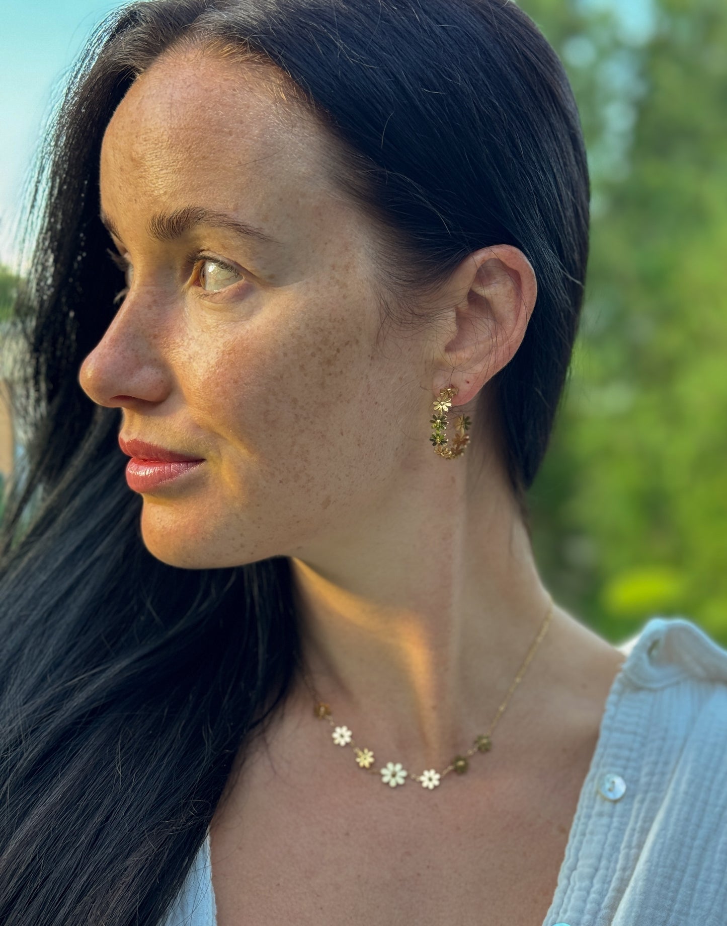 Daisy Bloom Creoles getragen