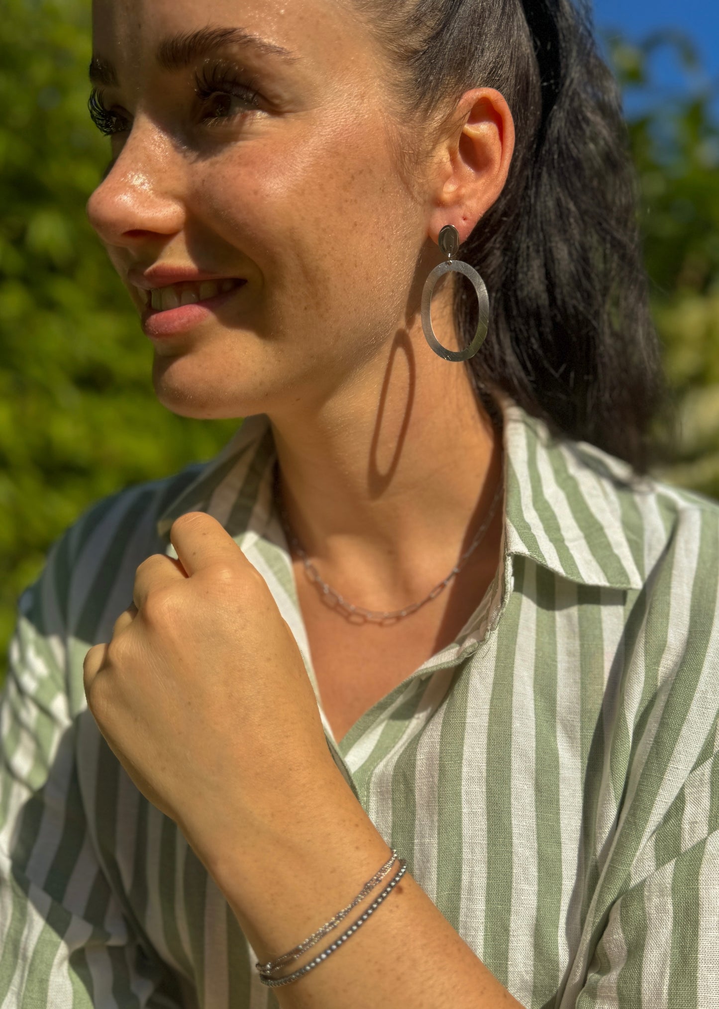 Statement Earring Silber getragen