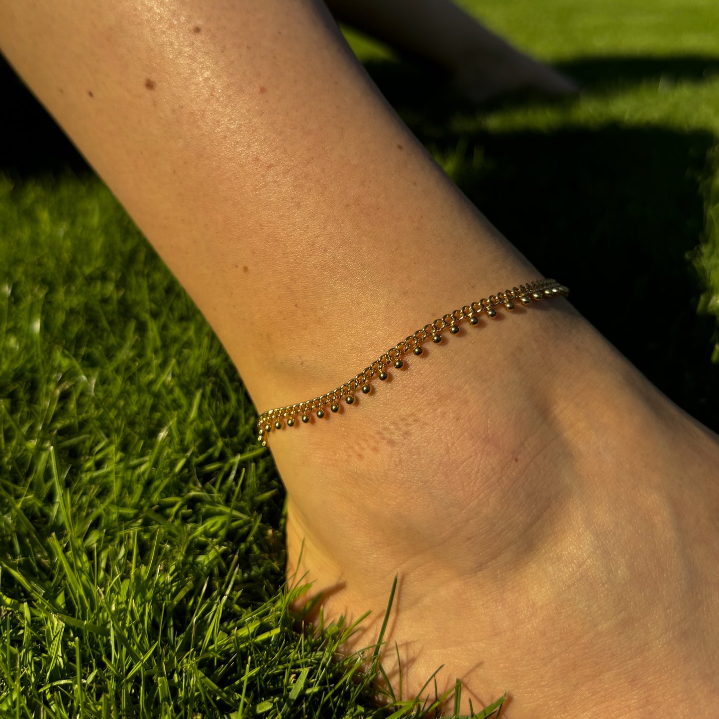 Ball Anklet getragen
