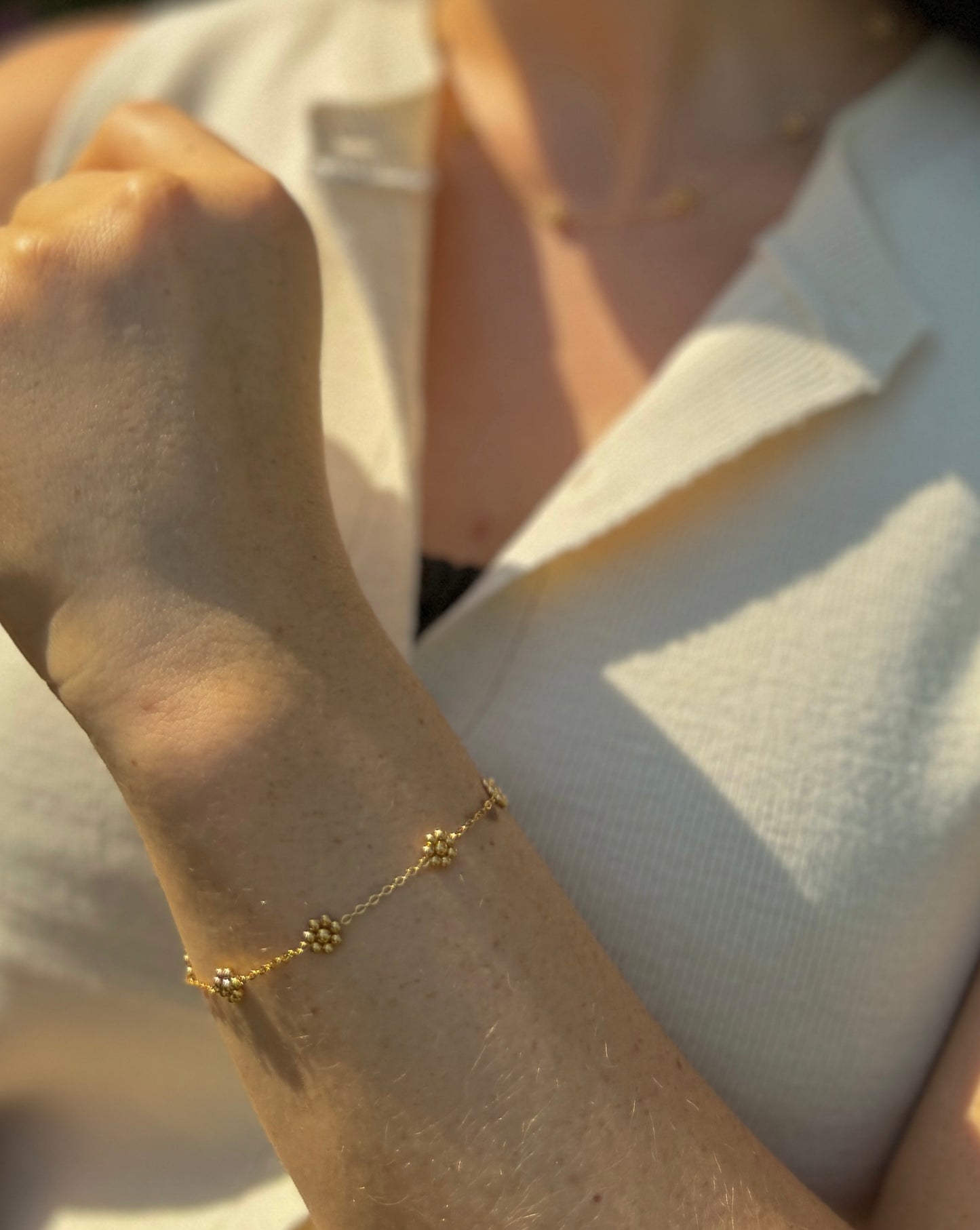 Daisy Bracelet getragen
