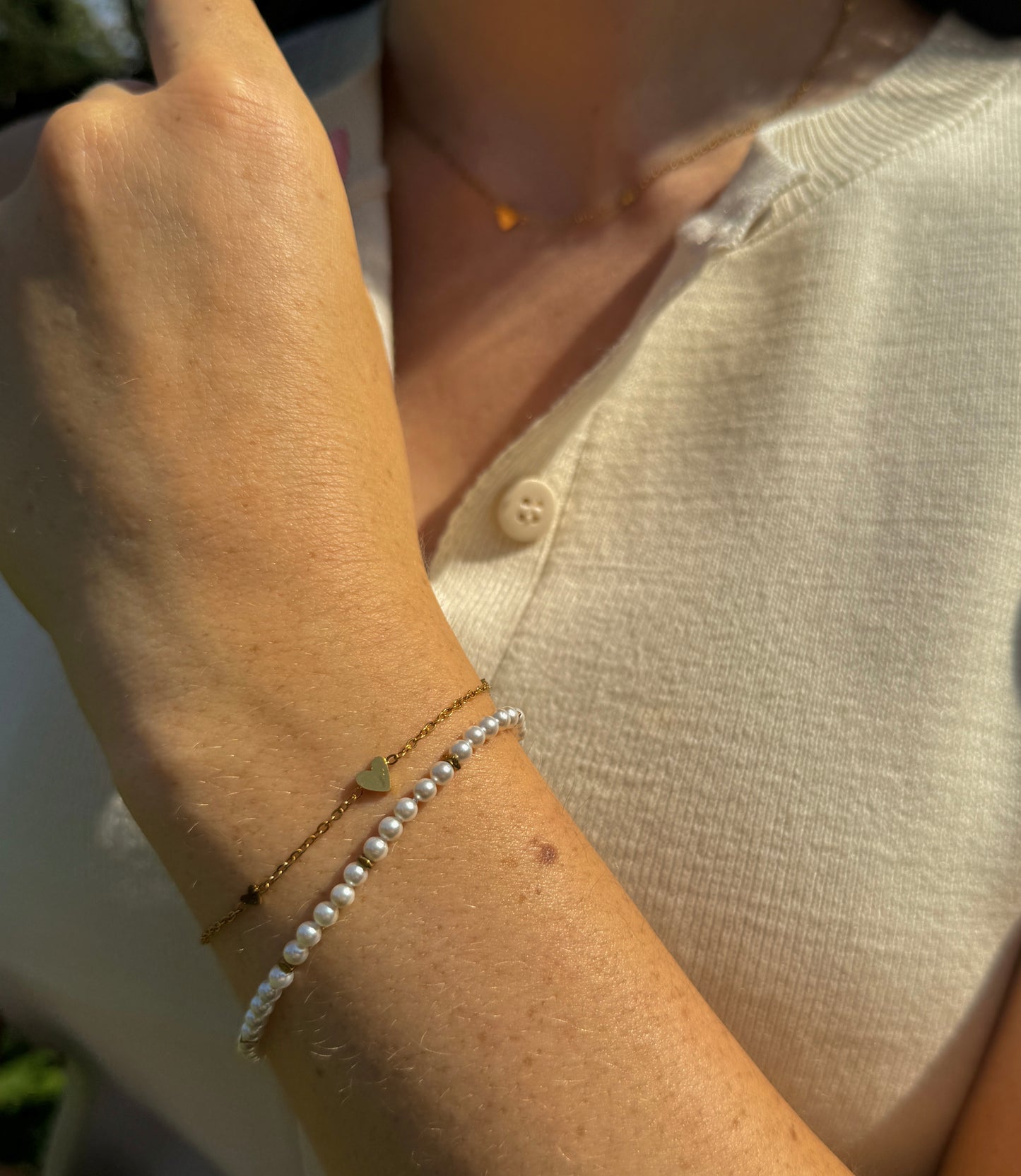Small Hearts Bracelet getragen