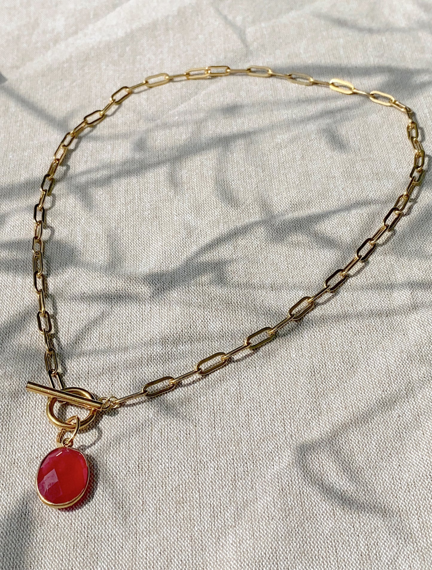 Unique Rubin Necklace getragen