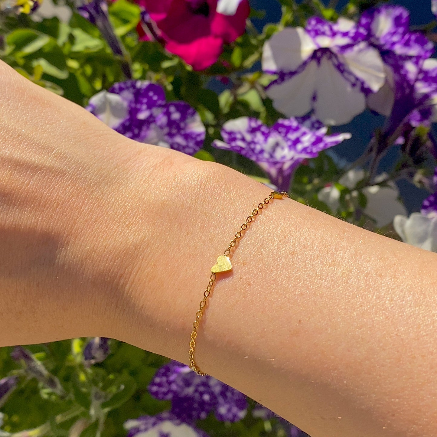 Small Hearts Bracelet Gold getragen
