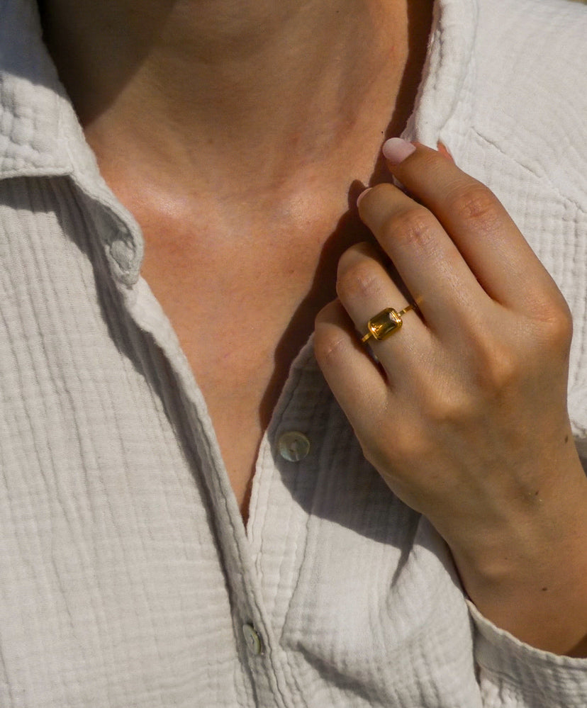 Peachstone Ring getragen