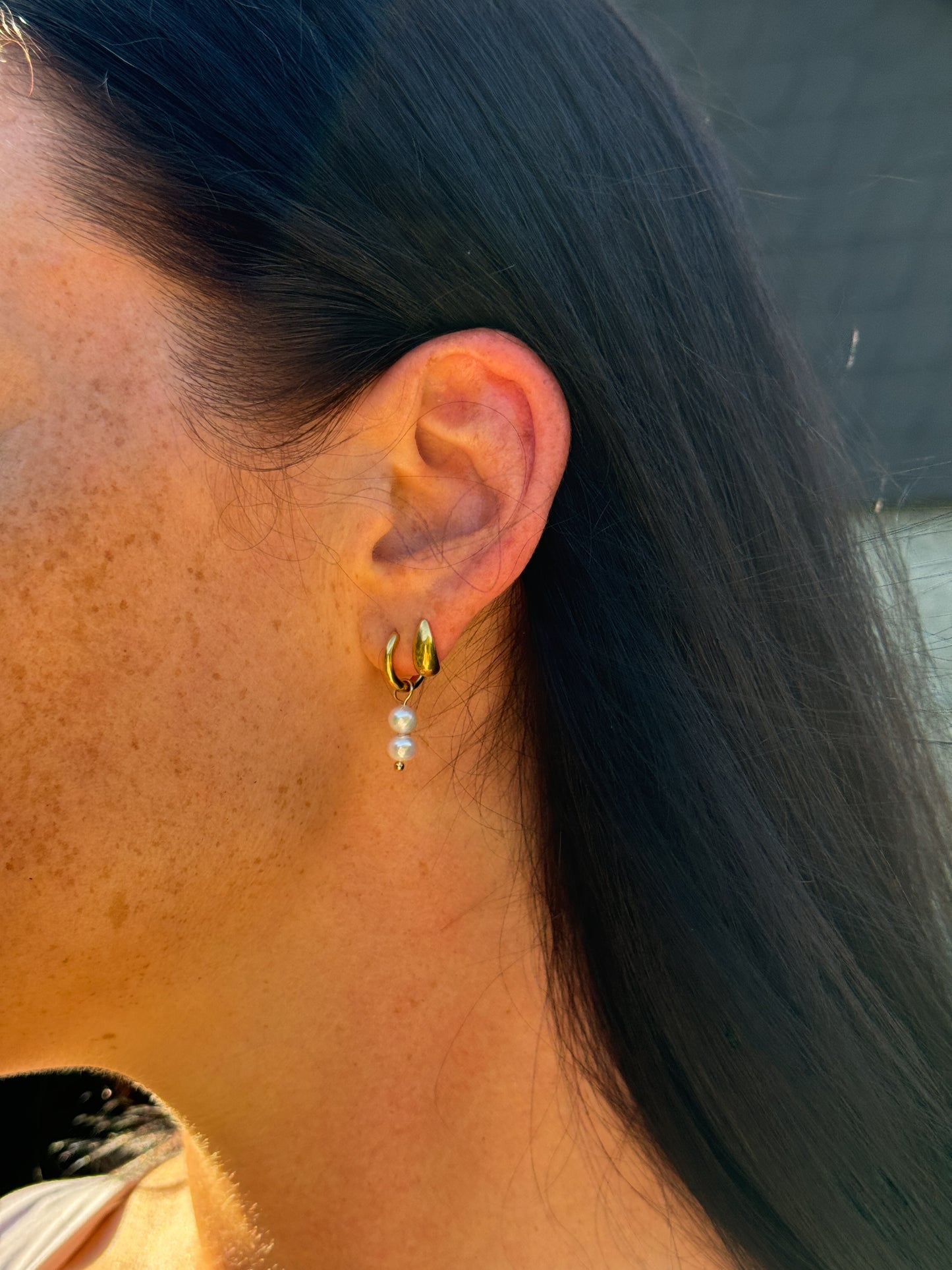 Pearl Hoops getragen