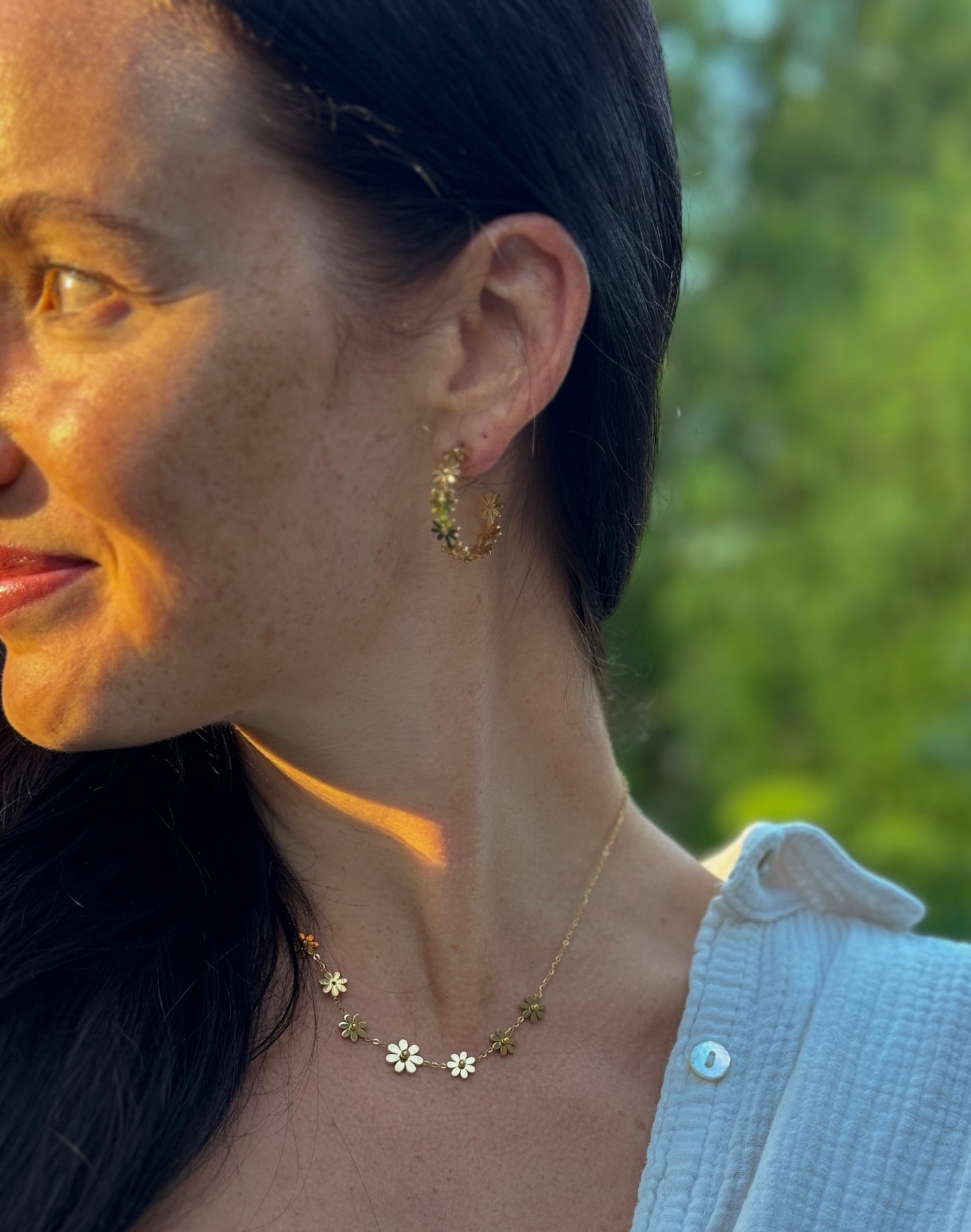 Daisy Bloom Necklace getragen