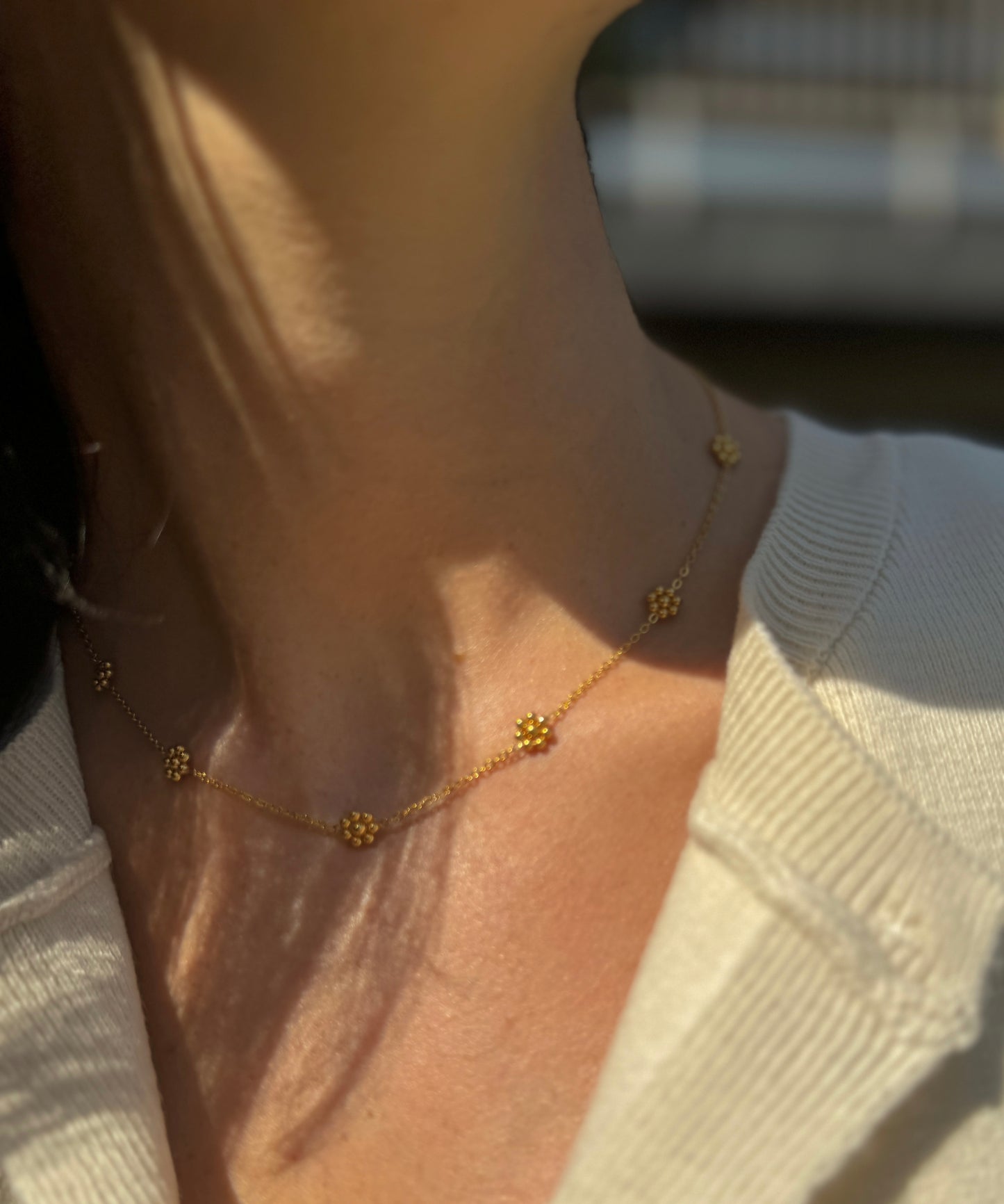 Daisy Necklace getragen