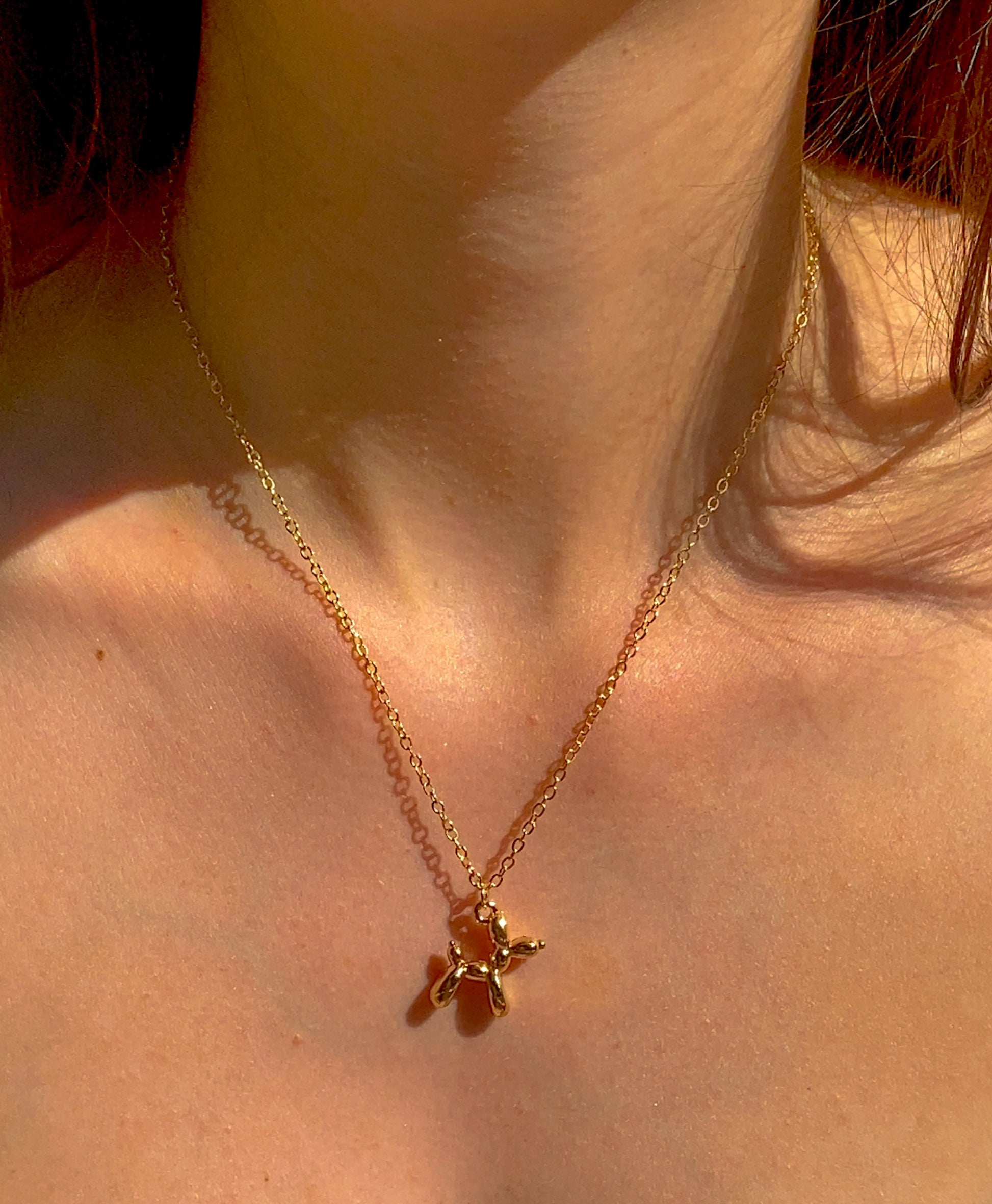 Ballon Dog Necklace Gold getragen